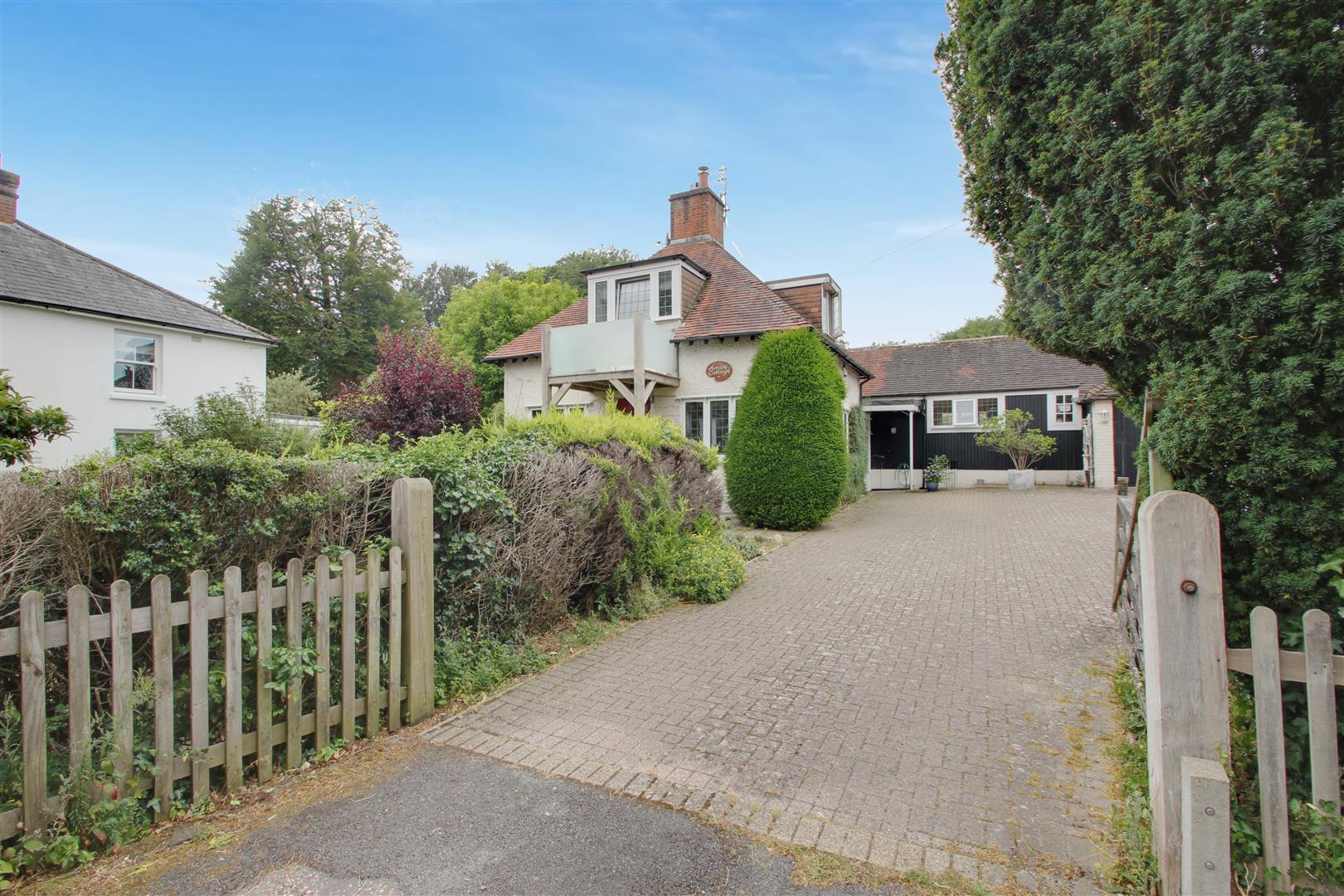 Property in High Street, Findon, Worthing, West Sussex, BN14 0SZ