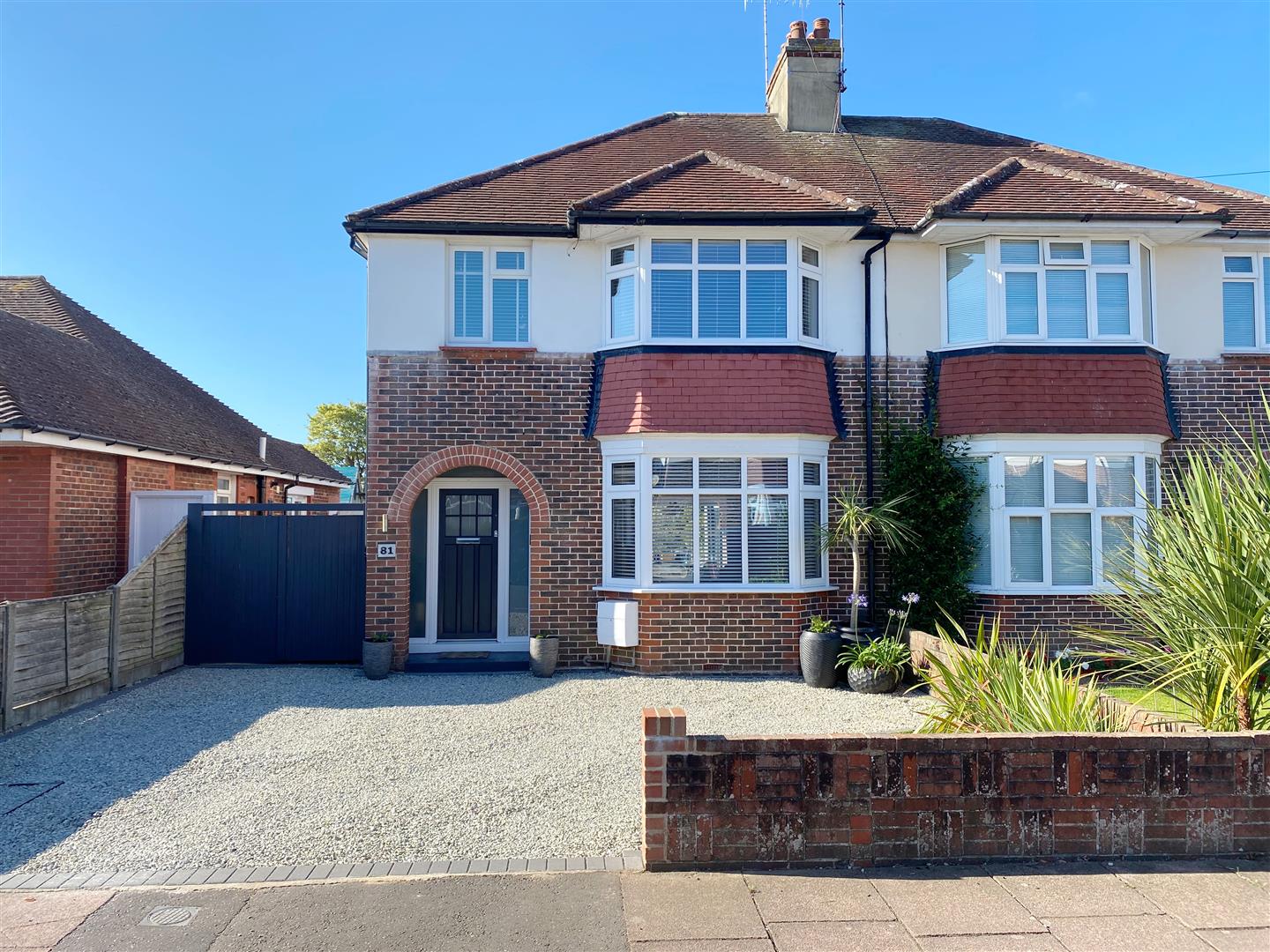 Property in Broomfield Avenue, Worthing, West Sussex, BN14 7SD