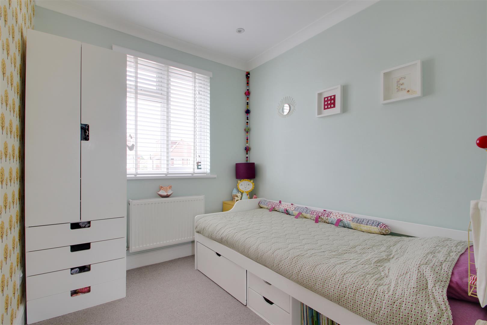 Property in Broomfield Avenue, Worthing, West Sussex, BN14 7SD