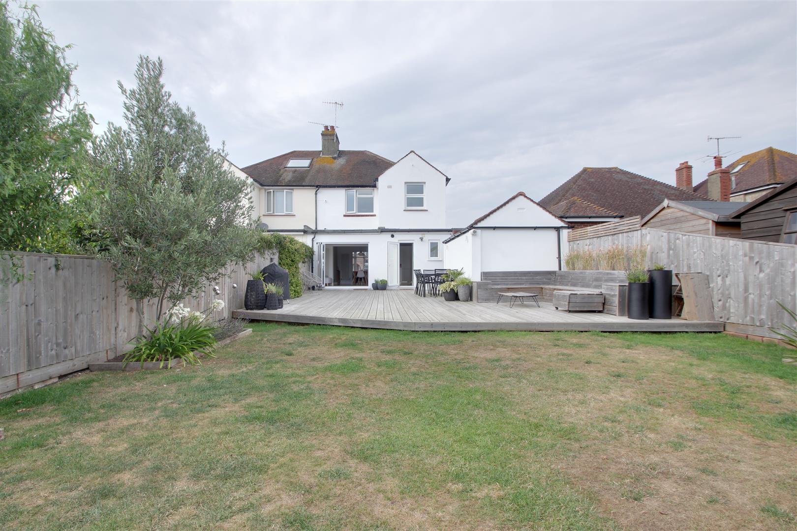 Property in Broomfield Avenue, Worthing, West Sussex, BN14 7SD