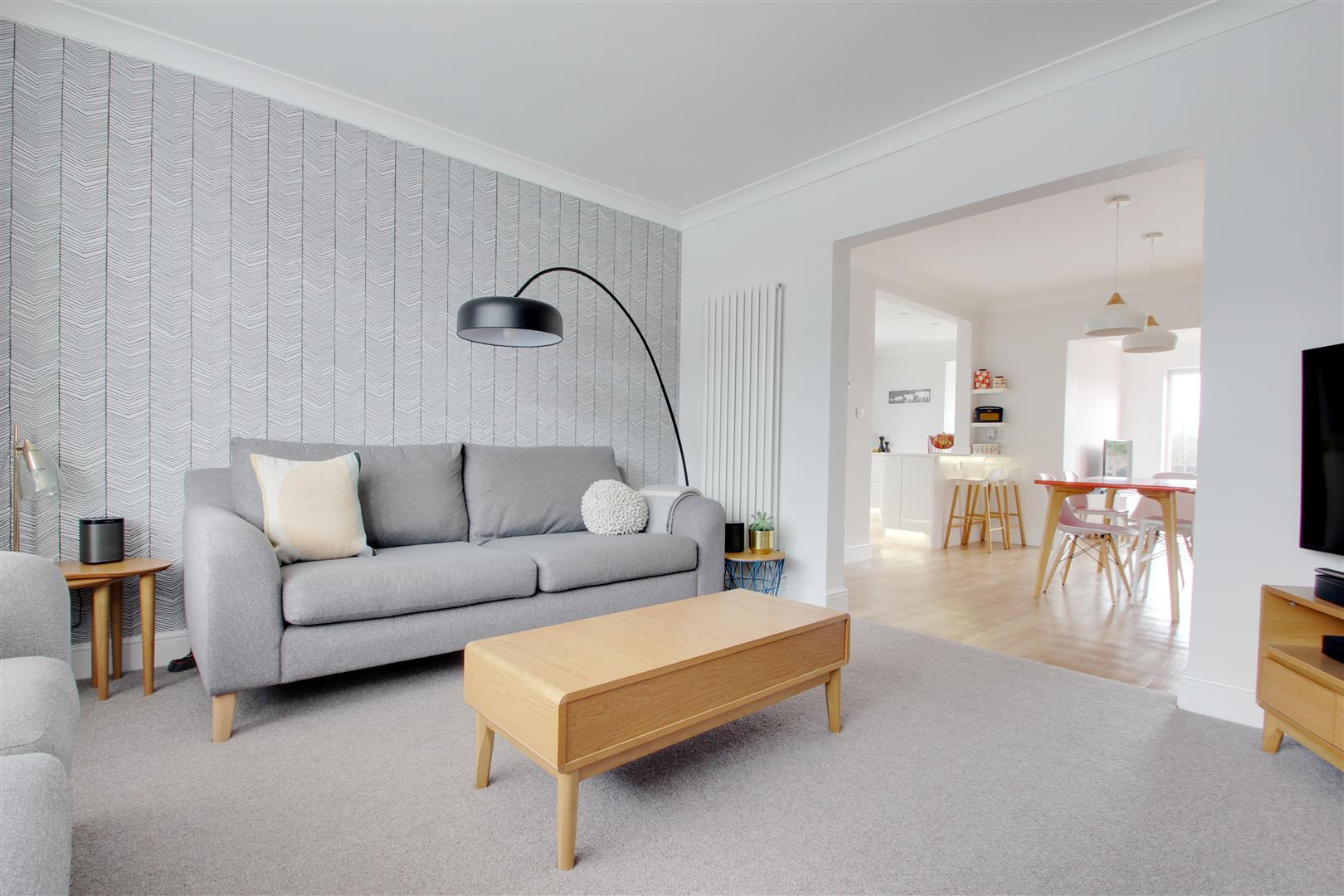 Property in Broomfield Avenue, Worthing, West Sussex, BN14 7SD