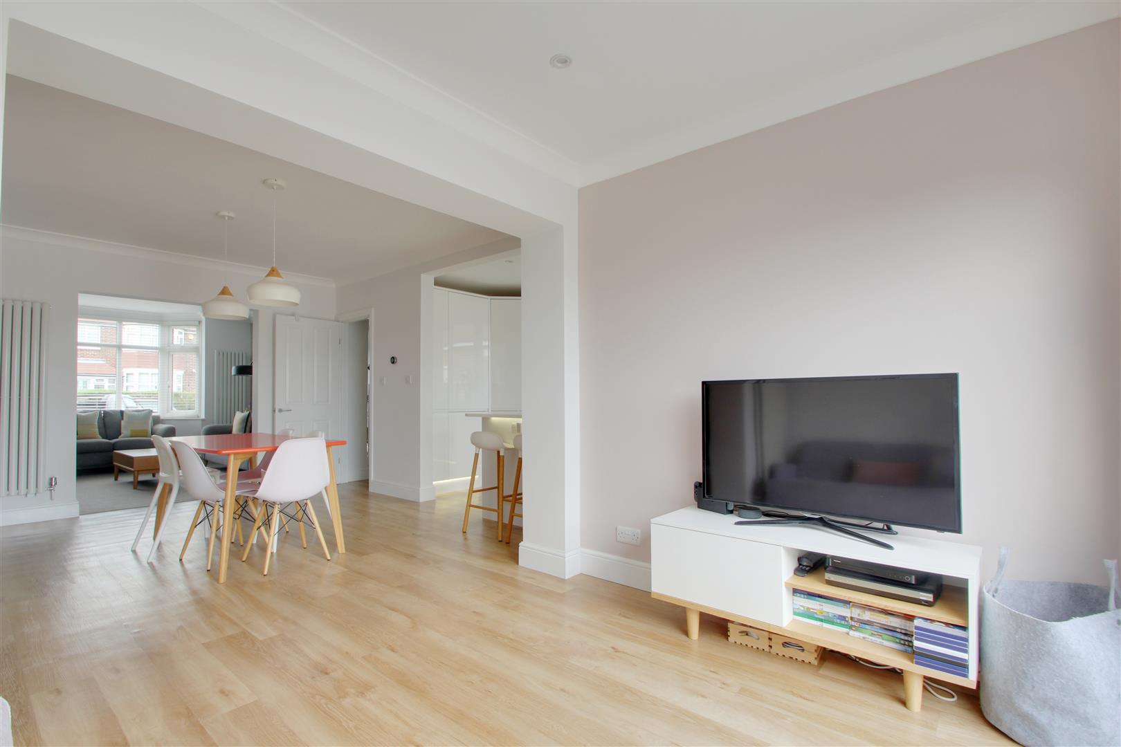 Property in Broomfield Avenue, Worthing, West Sussex, BN14 7SD