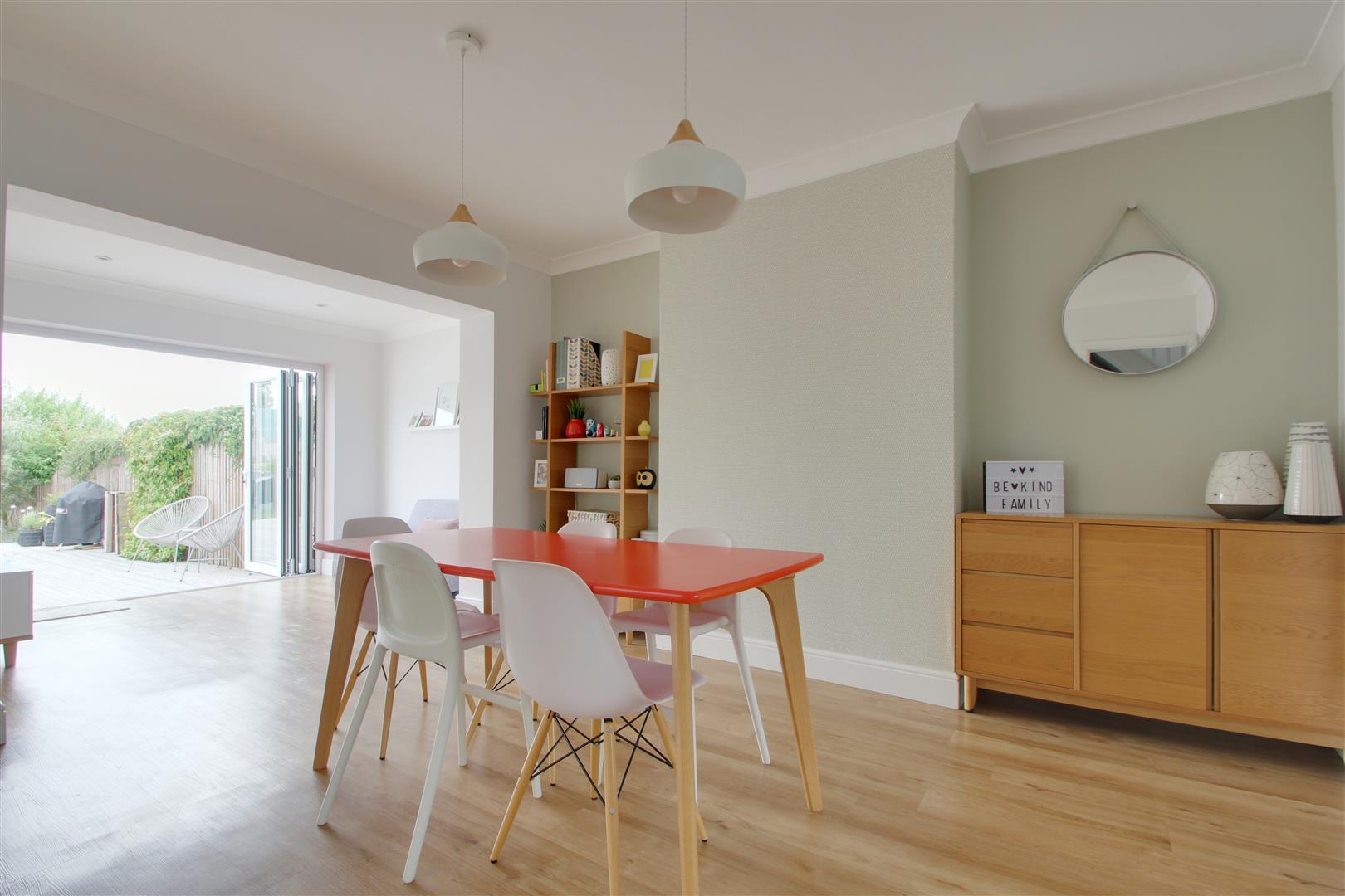 Property in Broomfield Avenue, Worthing, West Sussex, BN14 7SD