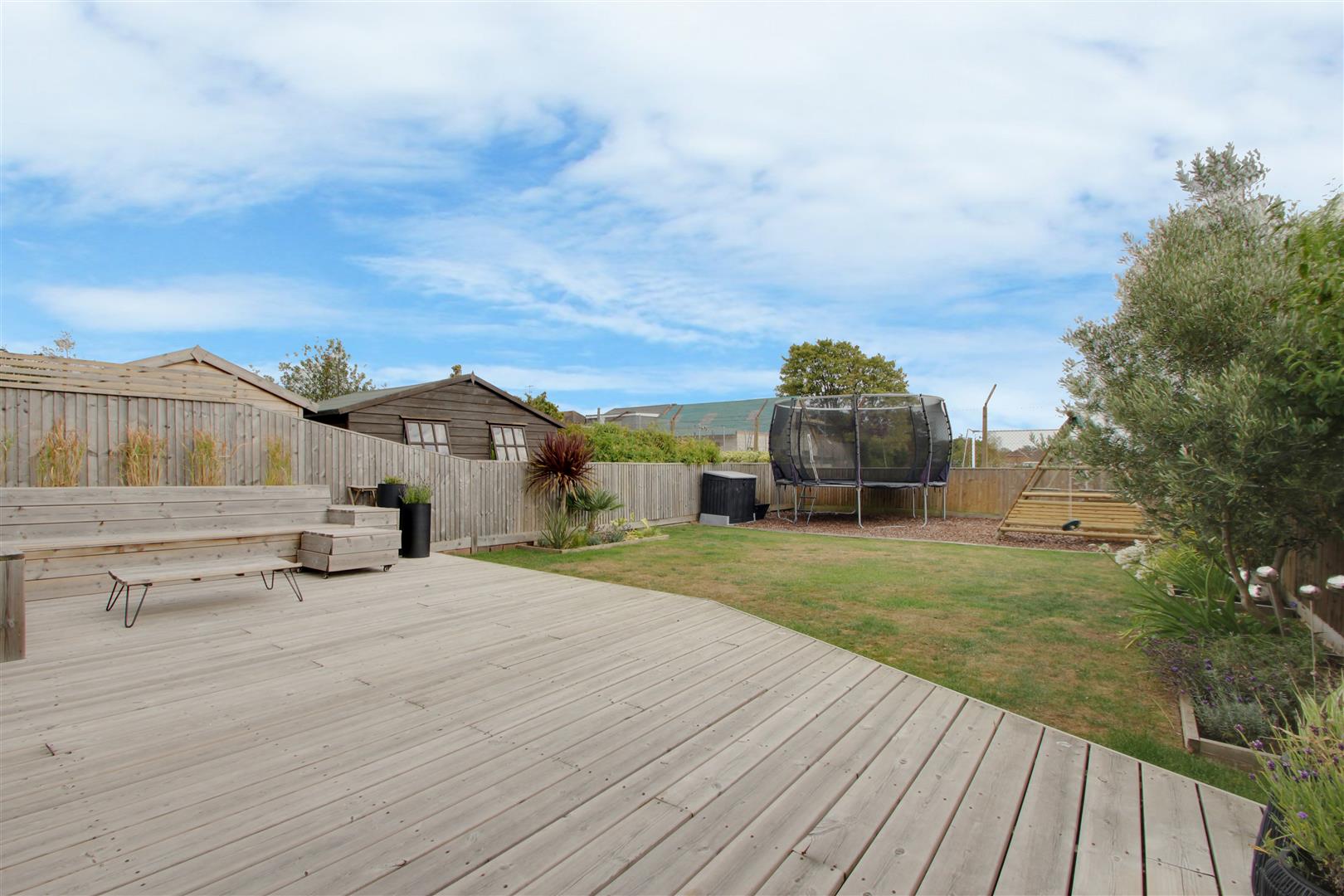 Property in Broomfield Avenue, Worthing, West Sussex, BN14 7SD