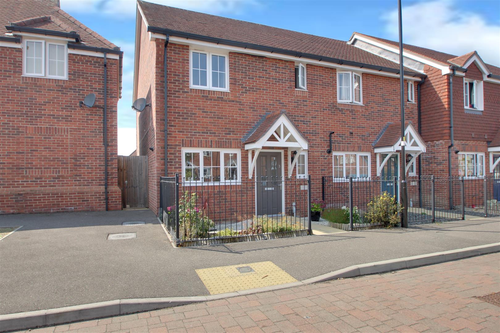 Property in Meadow Drive, Henfield, West Sussex, BN5 9FG