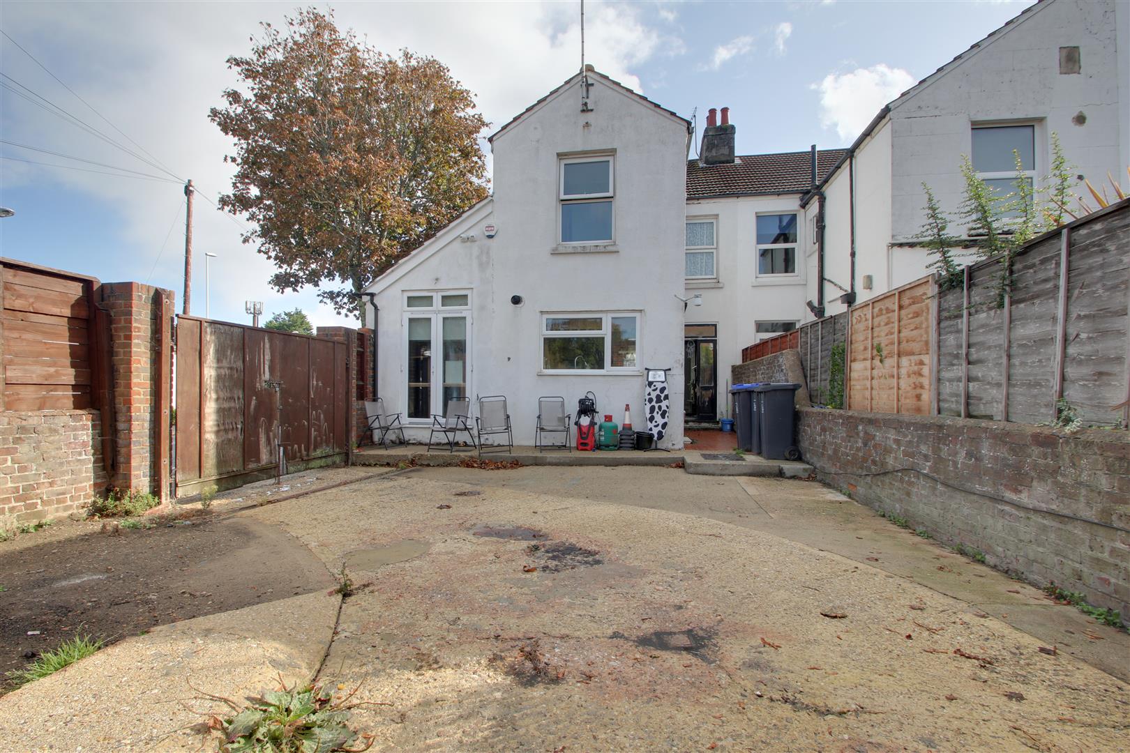 Property in Elm Grove, Worthing, West Sussex, BN11 5LJ