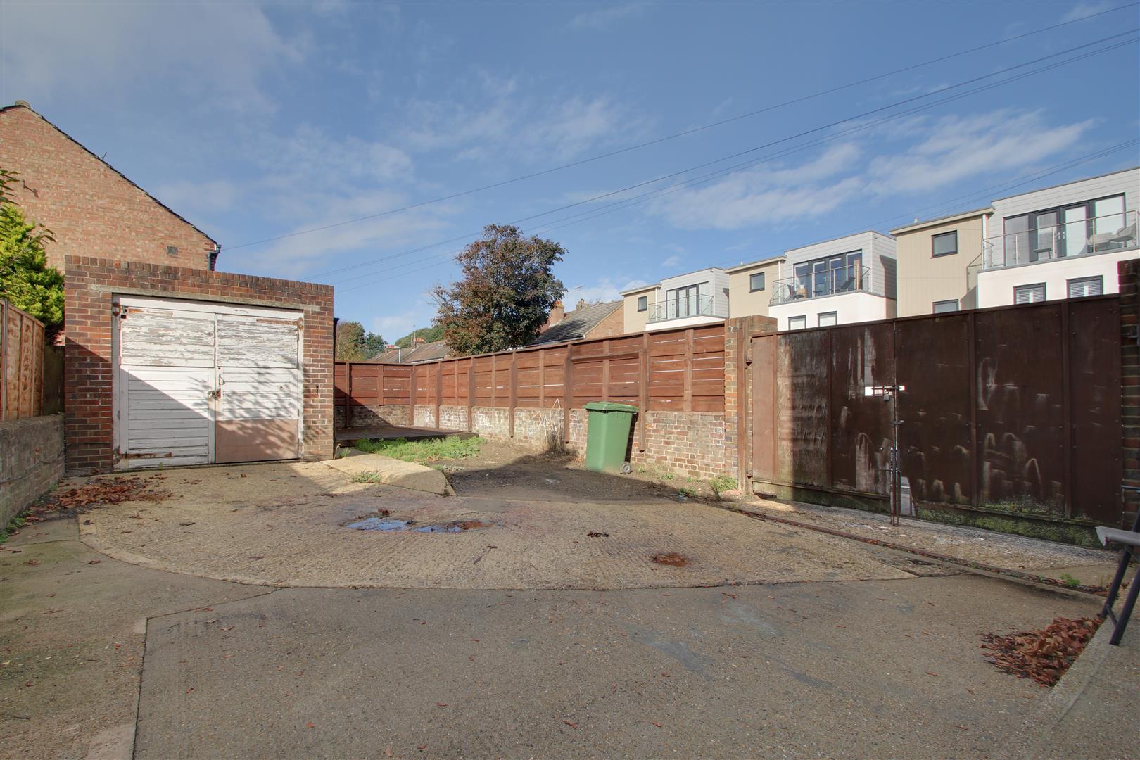 Property in Elm Grove, Worthing, West Sussex, BN11 5LJ