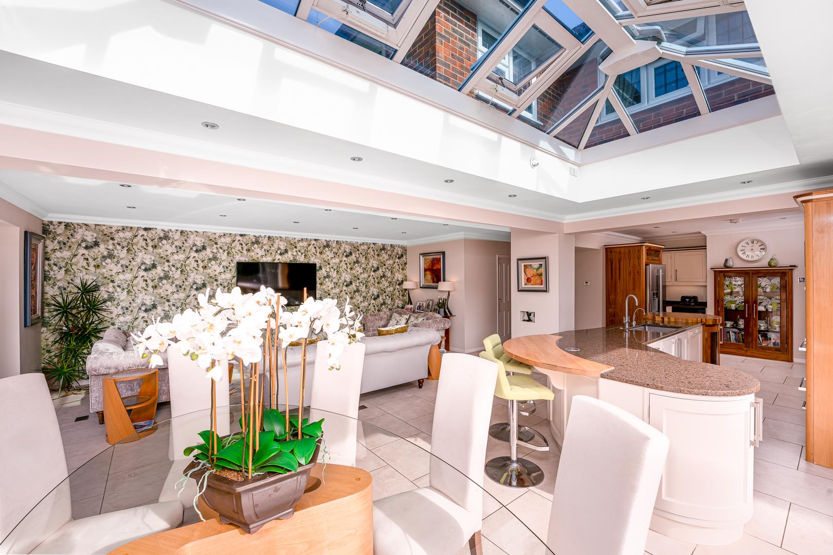 Property in First Avenue, Worthing, West Sussex, BN14 9NP