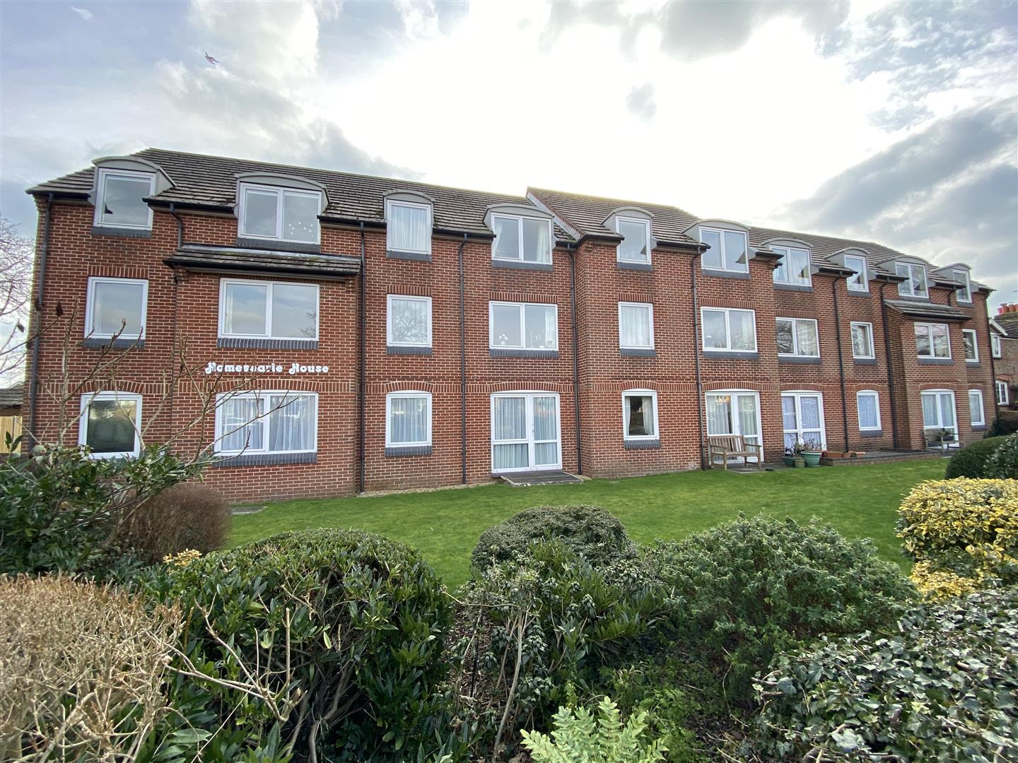 Property in Goring Road, GoringBySea, Worthing, West Sussex, BN12 4PW