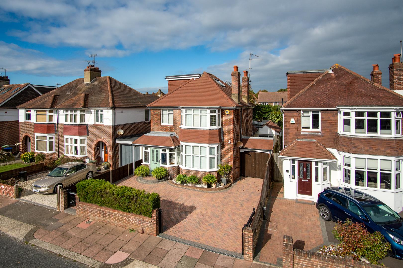 Property in Broomfield Avenue, Worthing, West Sussex, BN14 7SB