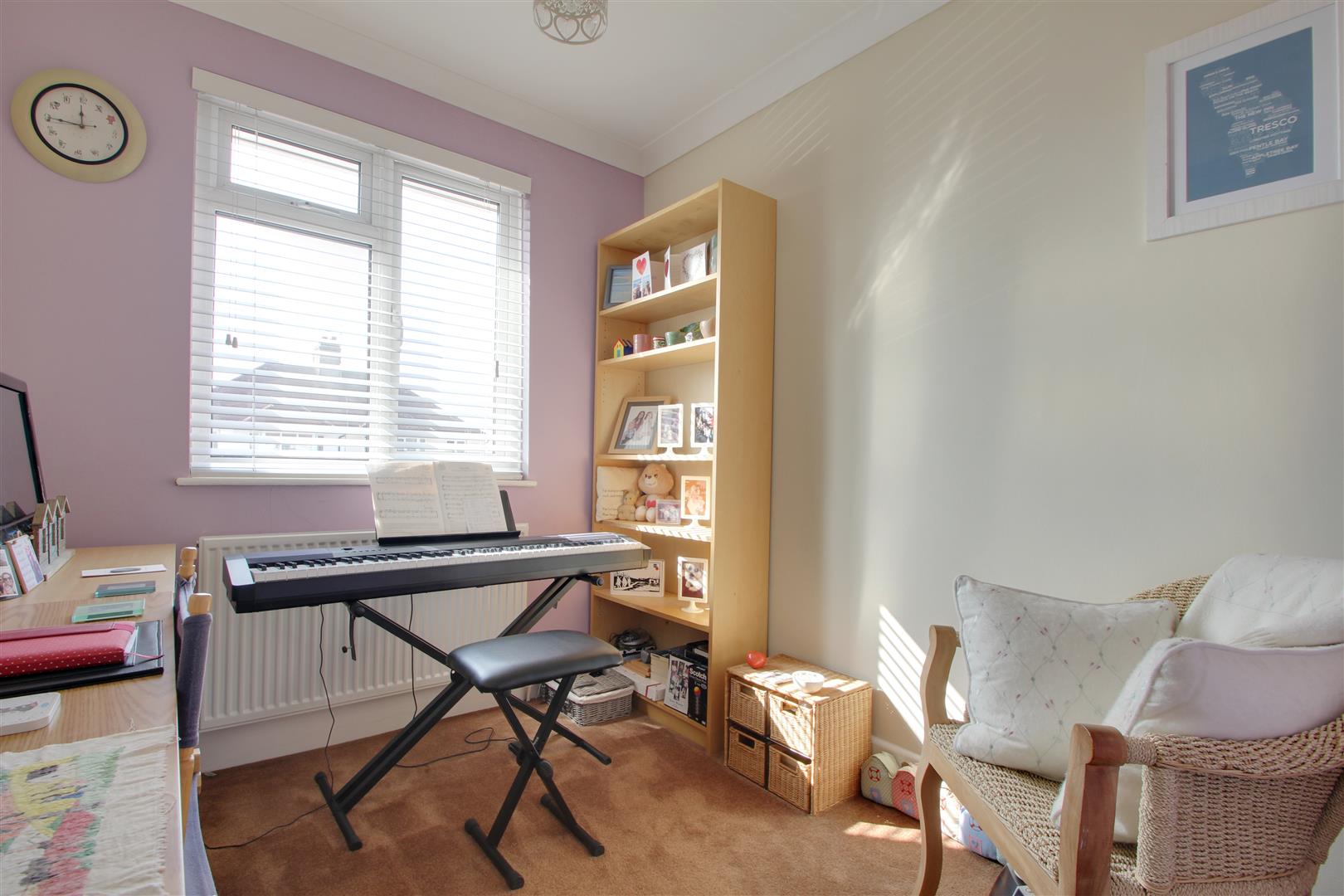 Property in Broomfield Avenue, Worthing, West Sussex, BN14 7SB