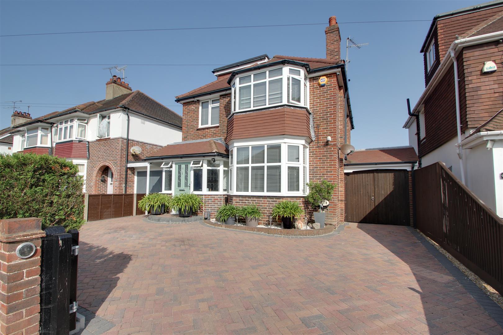 Property in Broomfield Avenue, Worthing, West Sussex, BN14 7SB