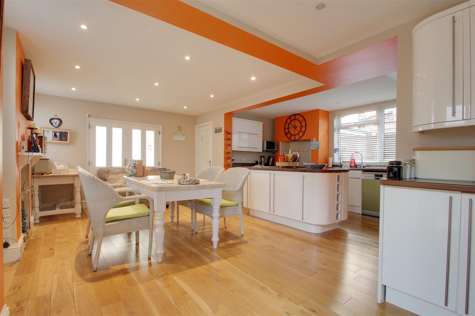 Property in Broomfield Avenue, Worthing, West Sussex, BN14 7SB