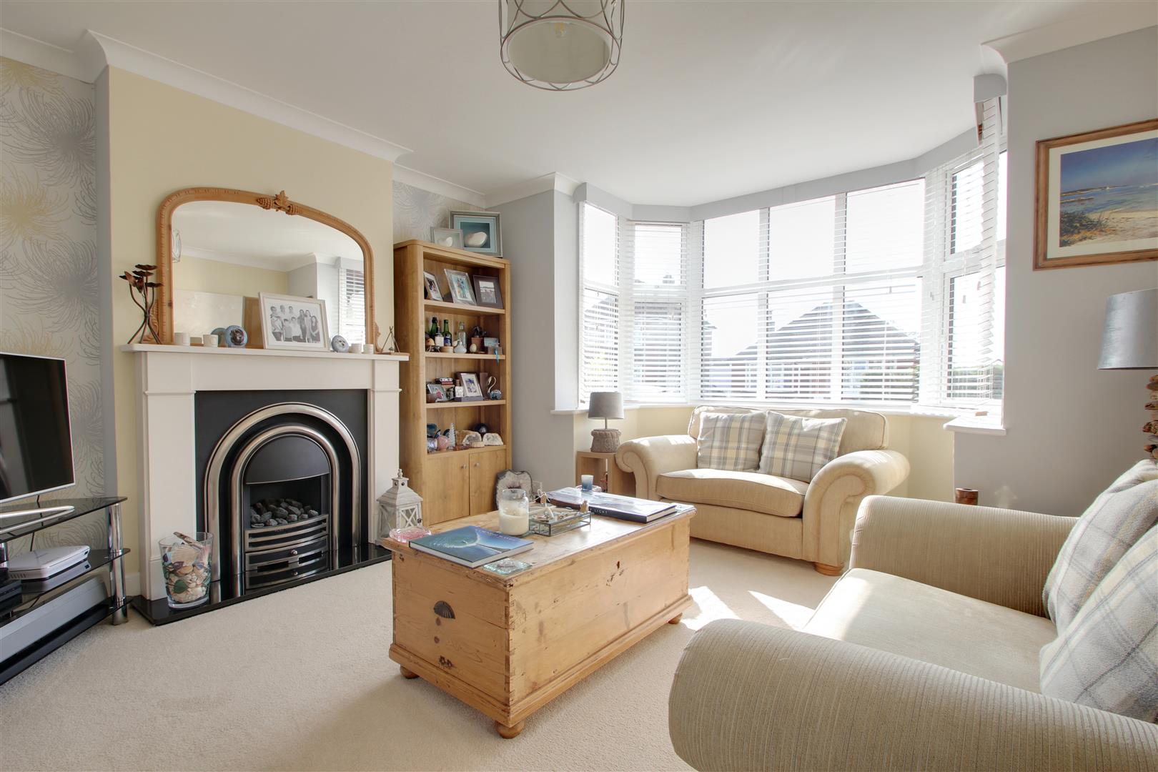 Property in Broomfield Avenue, Worthing, West Sussex, BN14 7SB