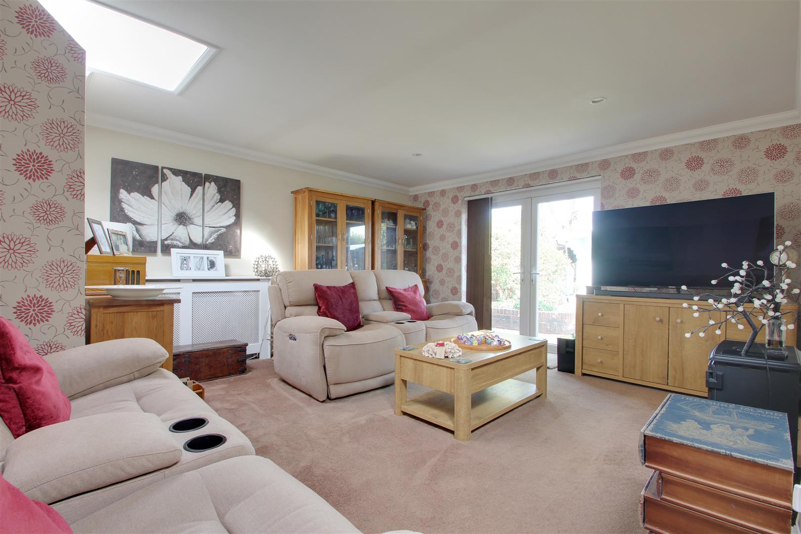 Property in Broomfield Avenue, Worthing, West Sussex, BN14 7SB