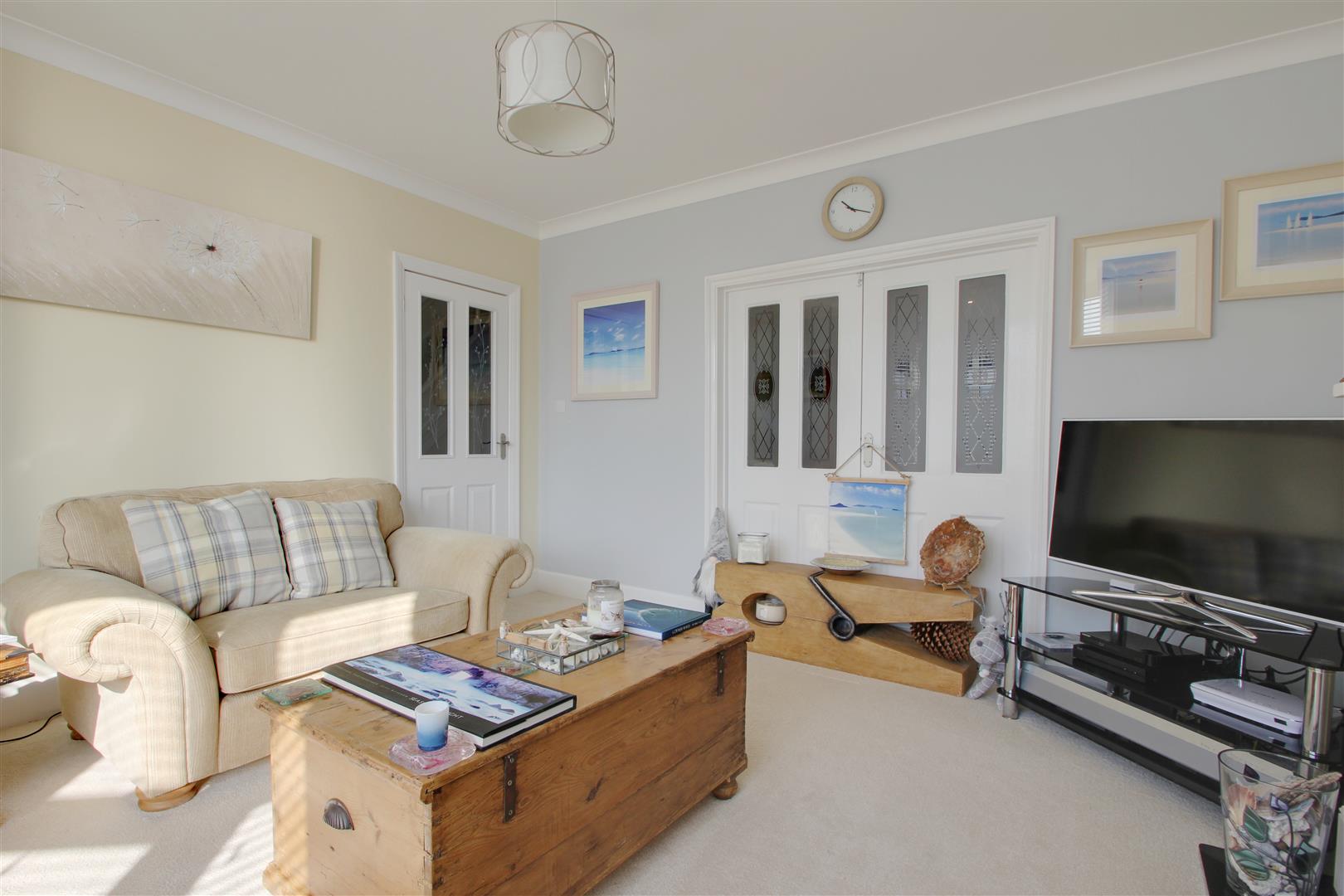 Property in Broomfield Avenue, Worthing, West Sussex, BN14 7SB