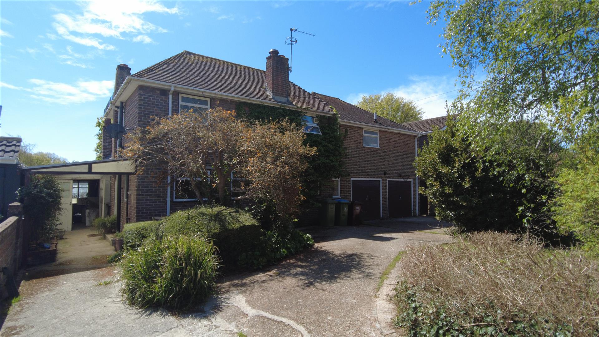 Property in Grange Park, Ferring, Worthing, West Sussex, BN12 5LS