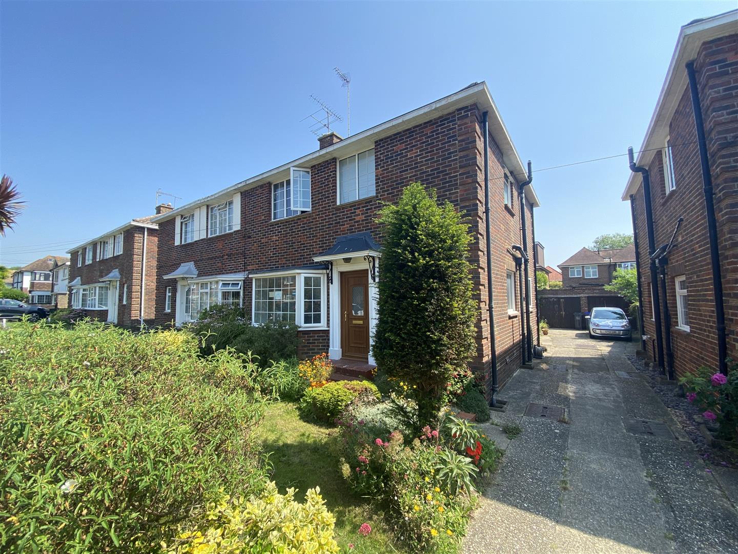 Property in Southview Gardens, Worthing, West Sussex, BN11 5HZ