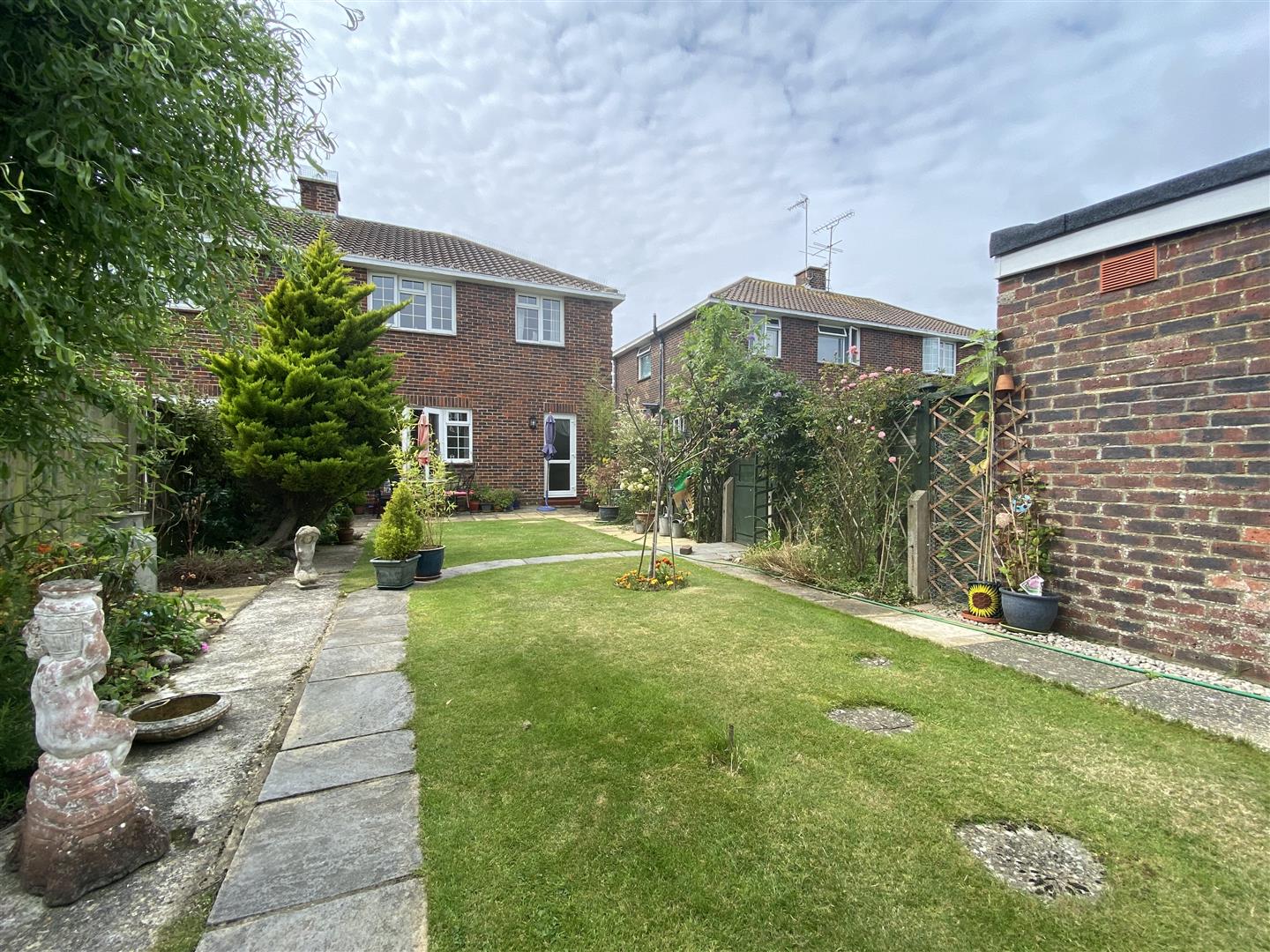Property in Southview Gardens, Worthing, West Sussex, BN11 5HZ