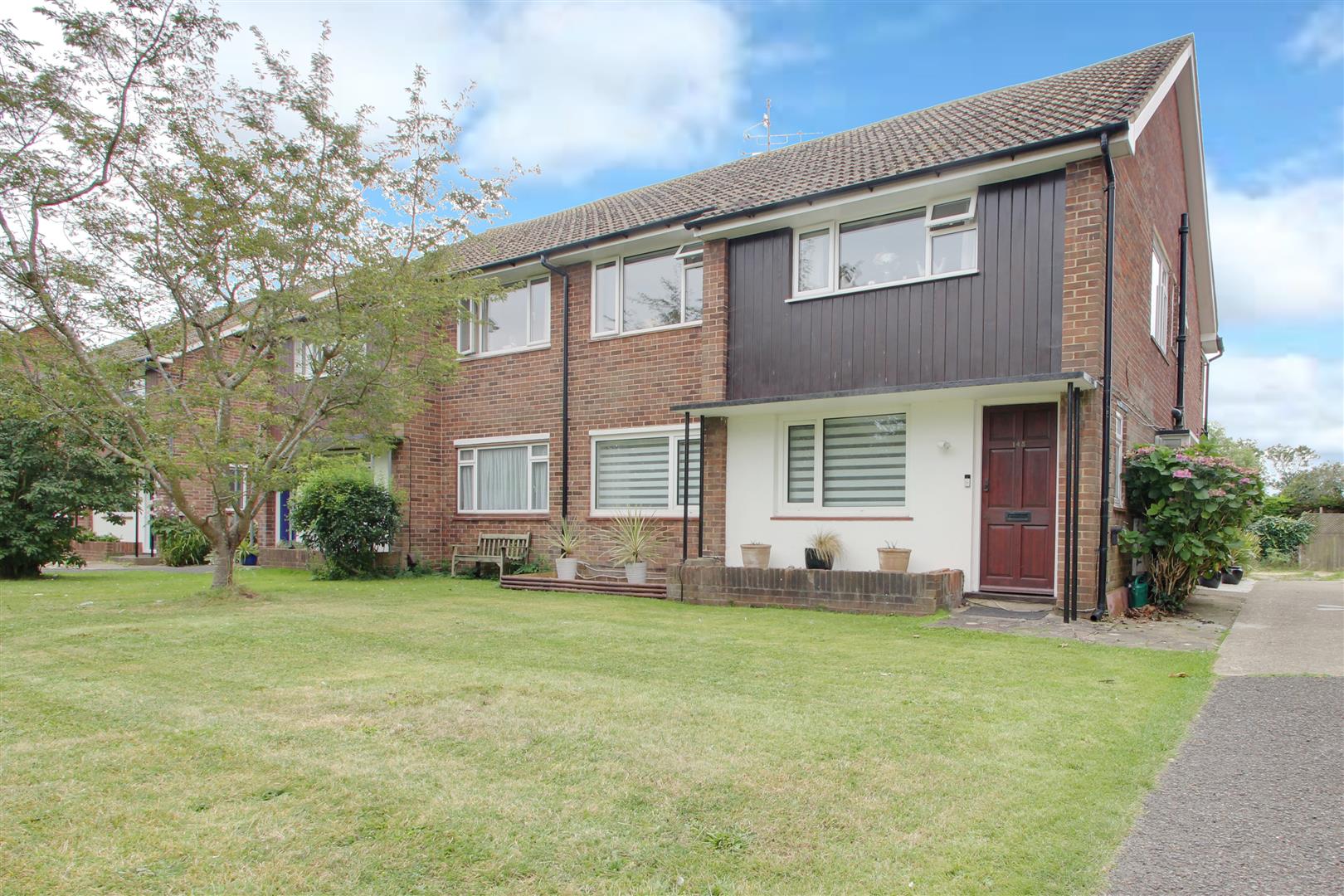 Property in Goring Road, GoringBySea, Worthing, West Sussex, BN12 4BA