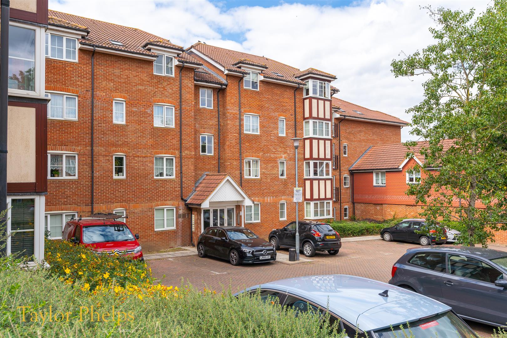 Property in Vancouver Road, Broxbourne, Hertfordshire, EN10 6FF