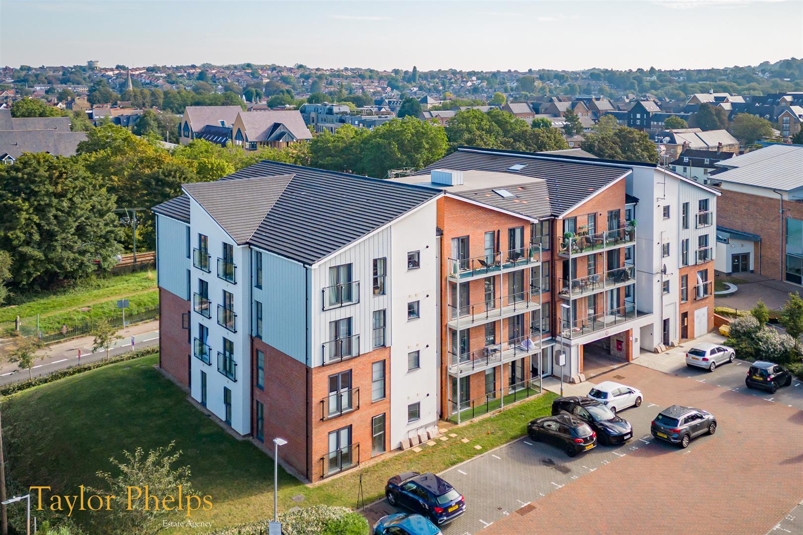 Railway View, Ware, SG12 9JR