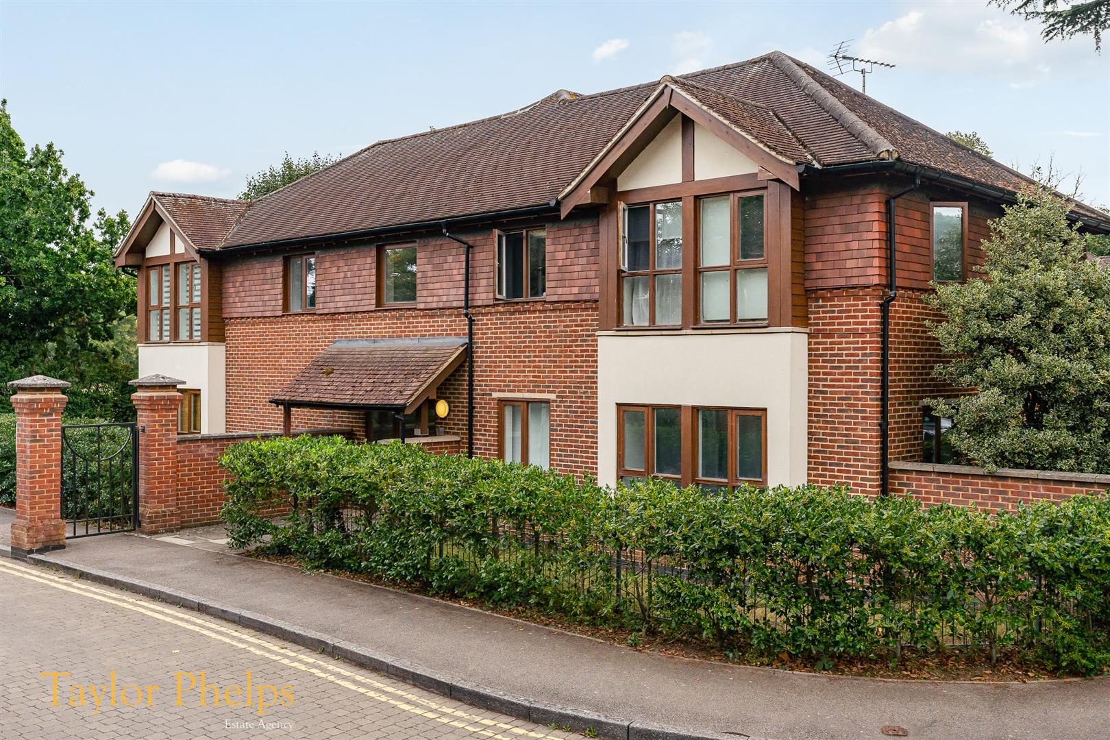 Ashbourne Gardens, Hertford, SG13 8BQ