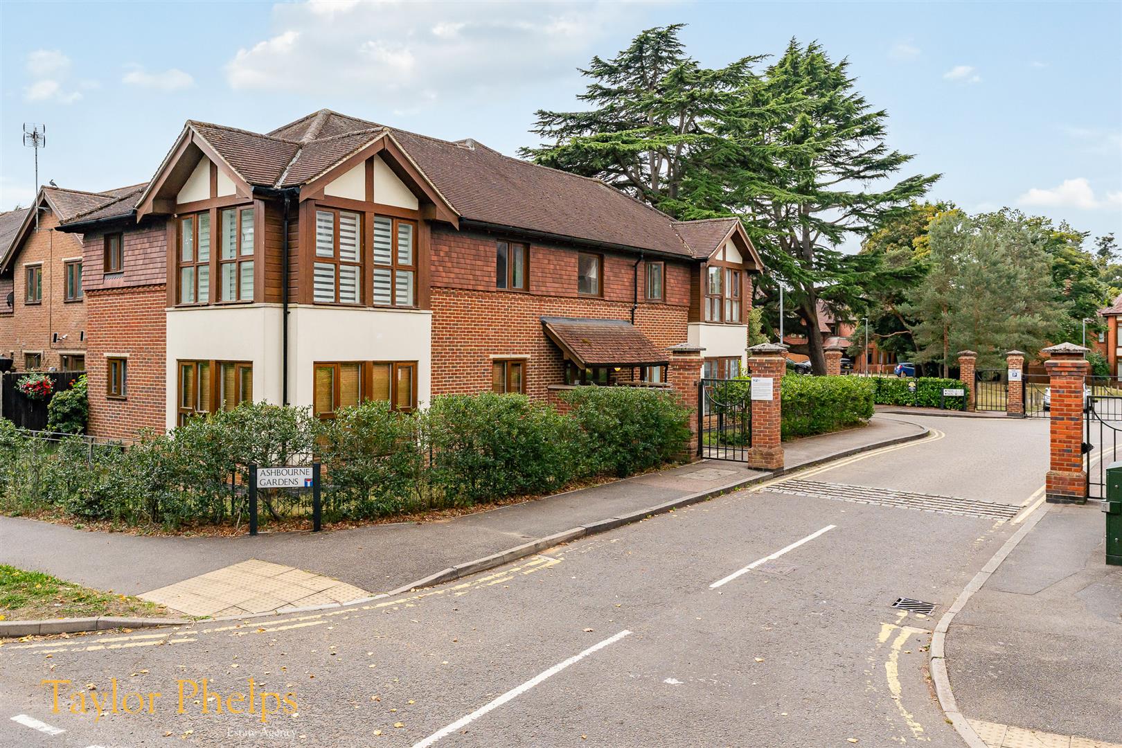 Ashbourne Gardens, Hertford, SG13 8BQ