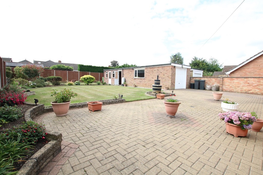 Property in Eddowes Road, Barham, Ipswich, Suffolk, IP6 0BD