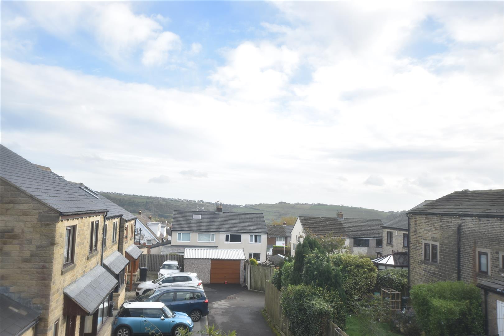 Property in Keighley Road, Illingworth, Halifax, HX2 8XB