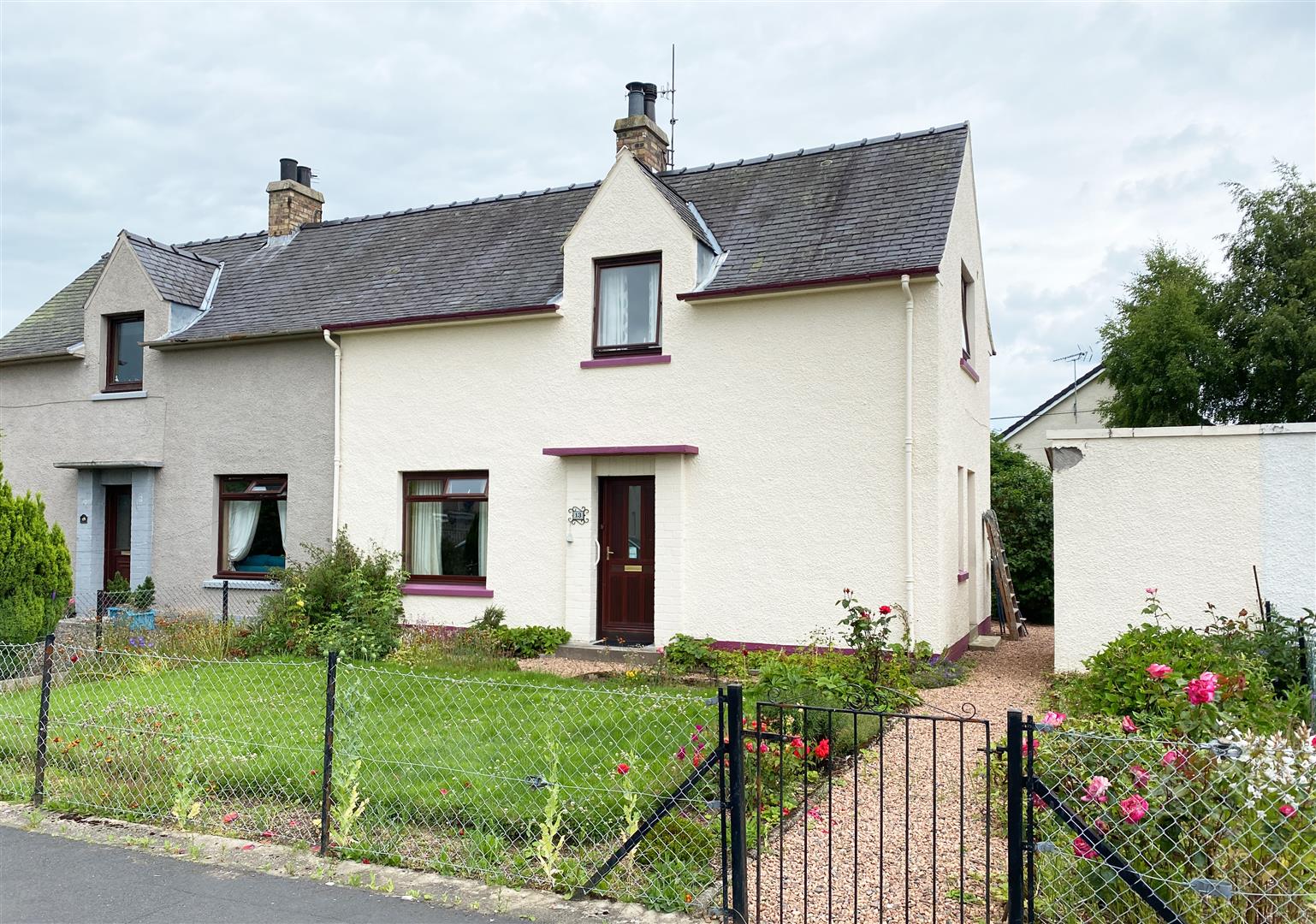 Property in Paradise Avenue, Bridge Of Earn, PH2