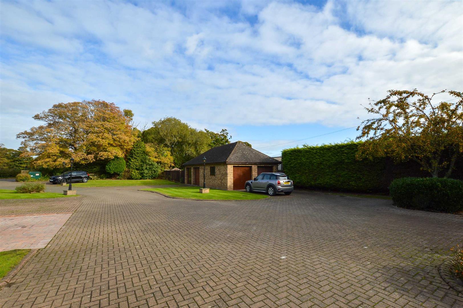 Property in Hanns Hall Farm, Willaston, Wirral, CH64 2TQ