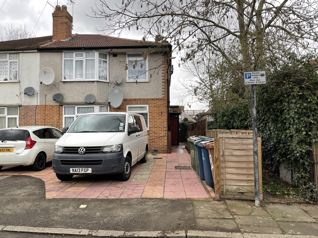 Ha8 Postcode Maxwell Estates in Edgware, London