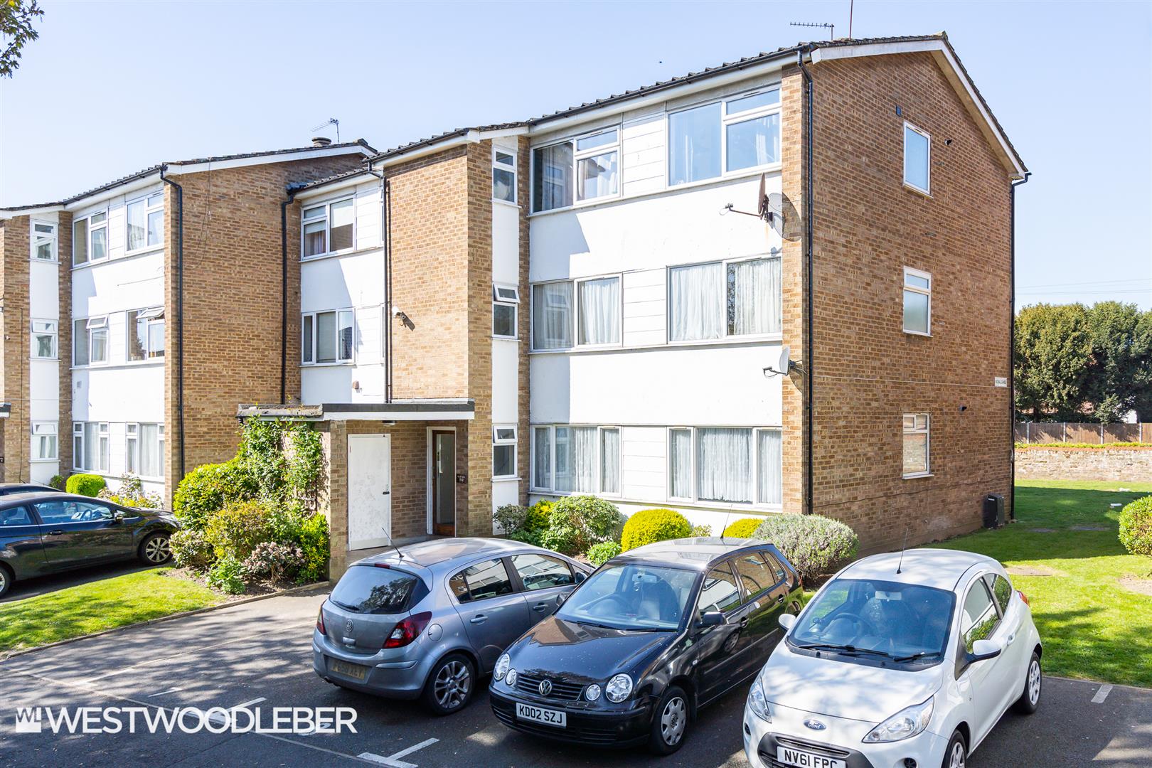 Property in High Road, Broxbourne, Hertfordshire, EN10 6PS