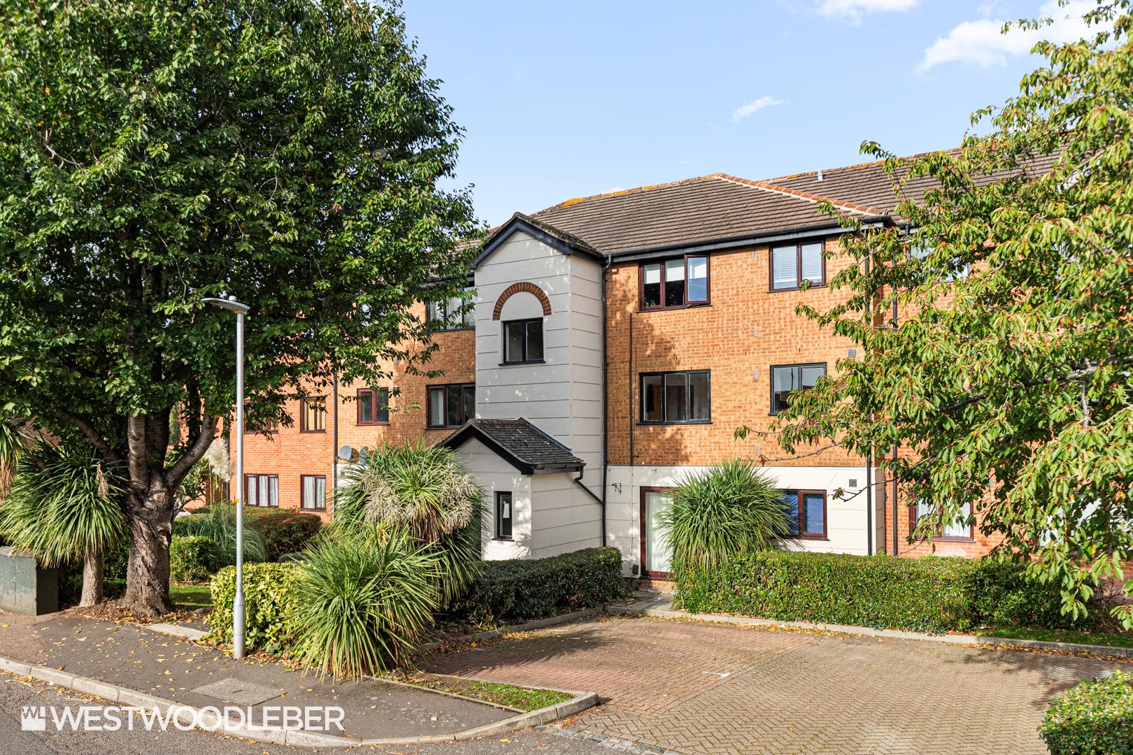 Parrotts Field, Hoddesdon, EN11