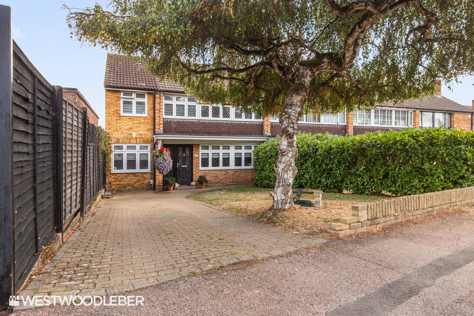 High Wood Road, Hoddesdon, EN11
