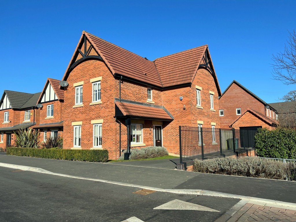 Property in Damstead Park Avenue, Alfreton, DE55 7PR