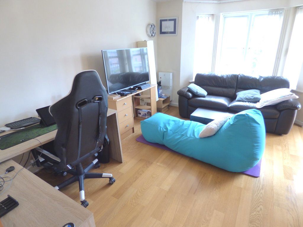 Russell Place, Sale, M33