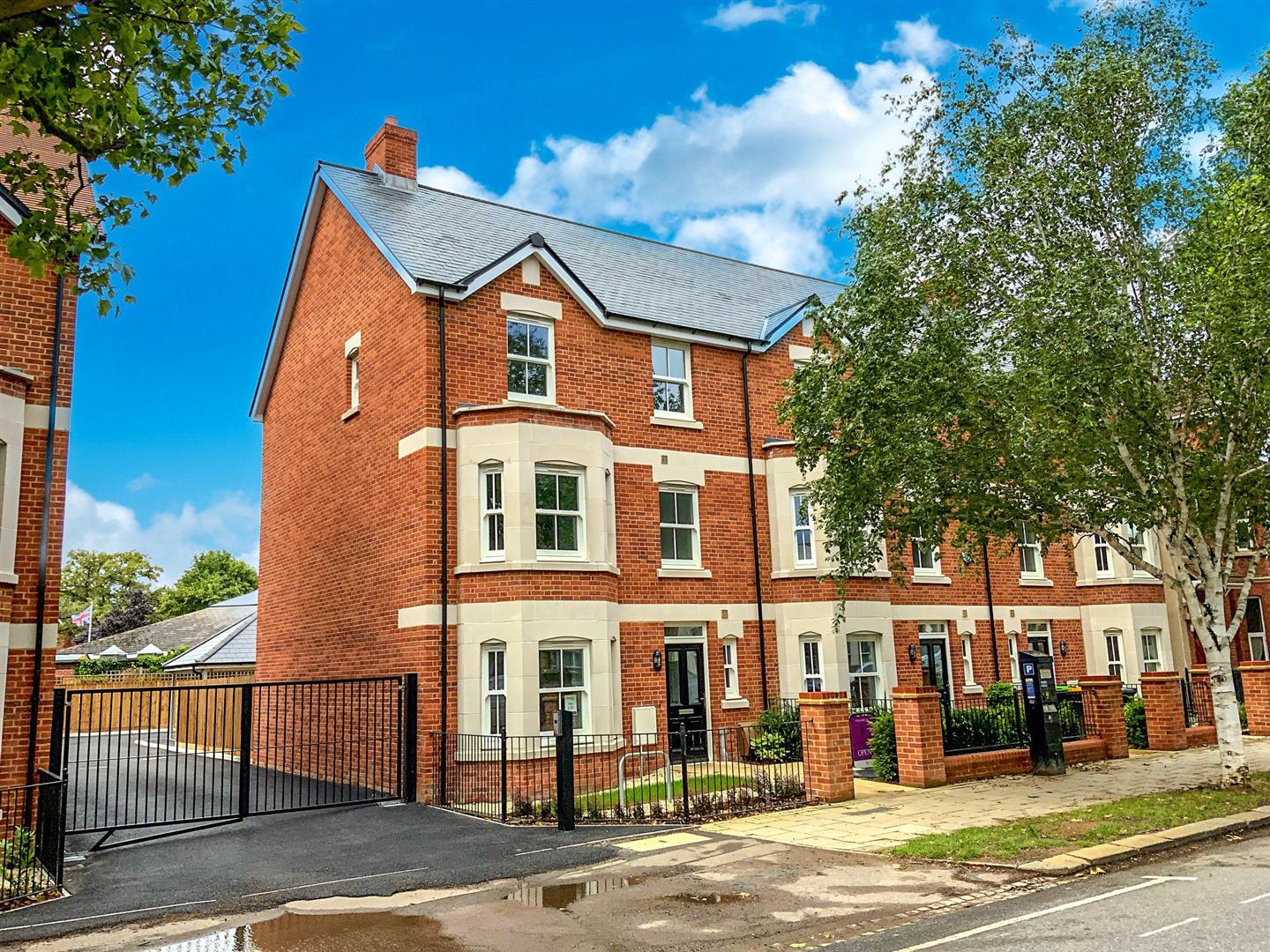 Property in De Montfort Place, Warwick Avenue, Bedford, Bedfordshire, MK40 2EQ