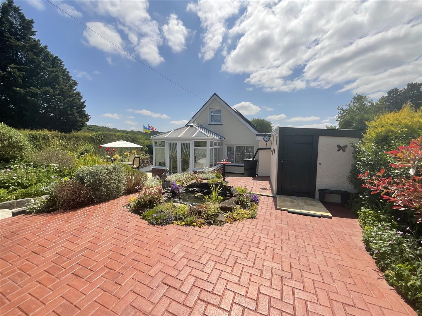 Property in Llandeilo Road, Llandybie, Ammanford, SA18 2PQ