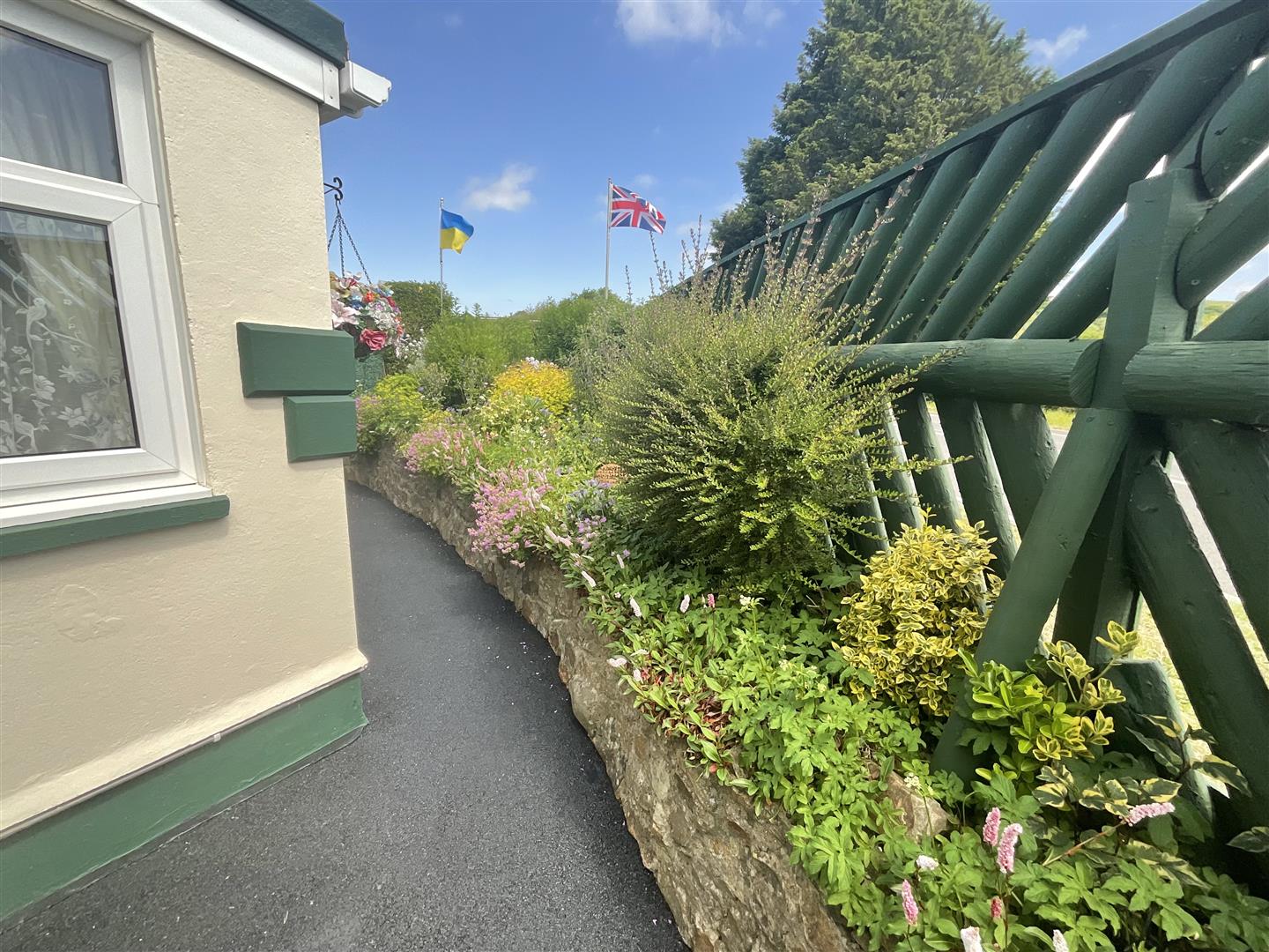 Property in Llandeilo Road, Llandybie, Ammanford, SA18 2PQ
