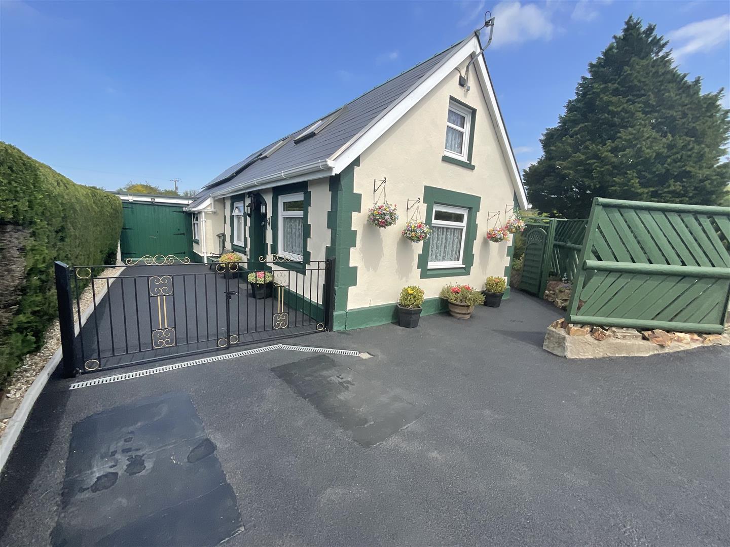 Property in Llandeilo Road, Llandybie, Ammanford, SA18 2PQ